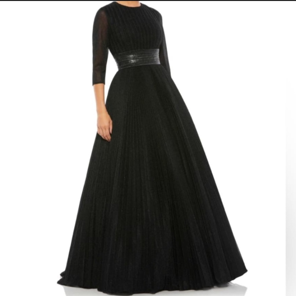 BRAND NEW Black Mac Duggal Gown Size 14